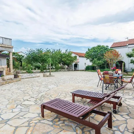 Holiday Home Privlaka V Semesterbostad *