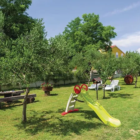 2 Bedroom Stunning Home In Privlaka *